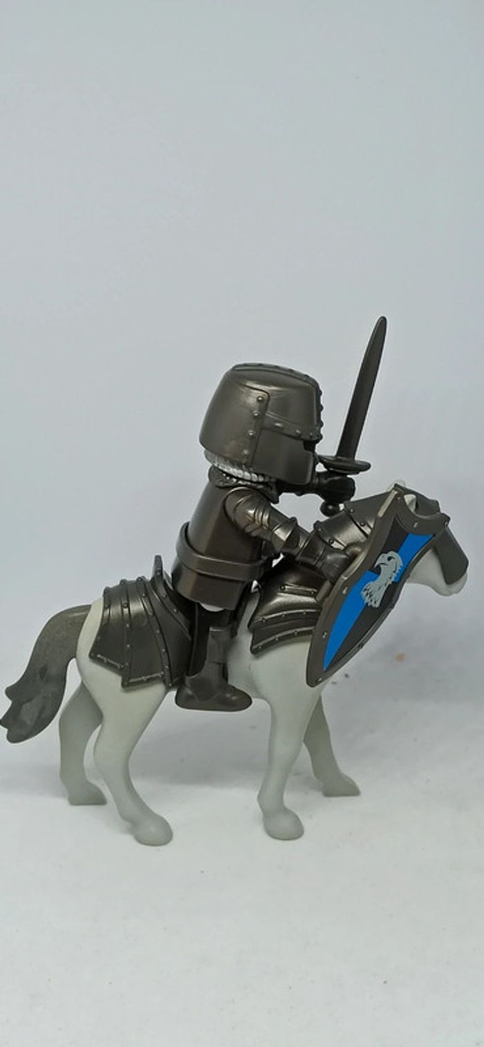 Homme chevalier motif aigle faucon sur cheval gris playmobil - photo numéro 5