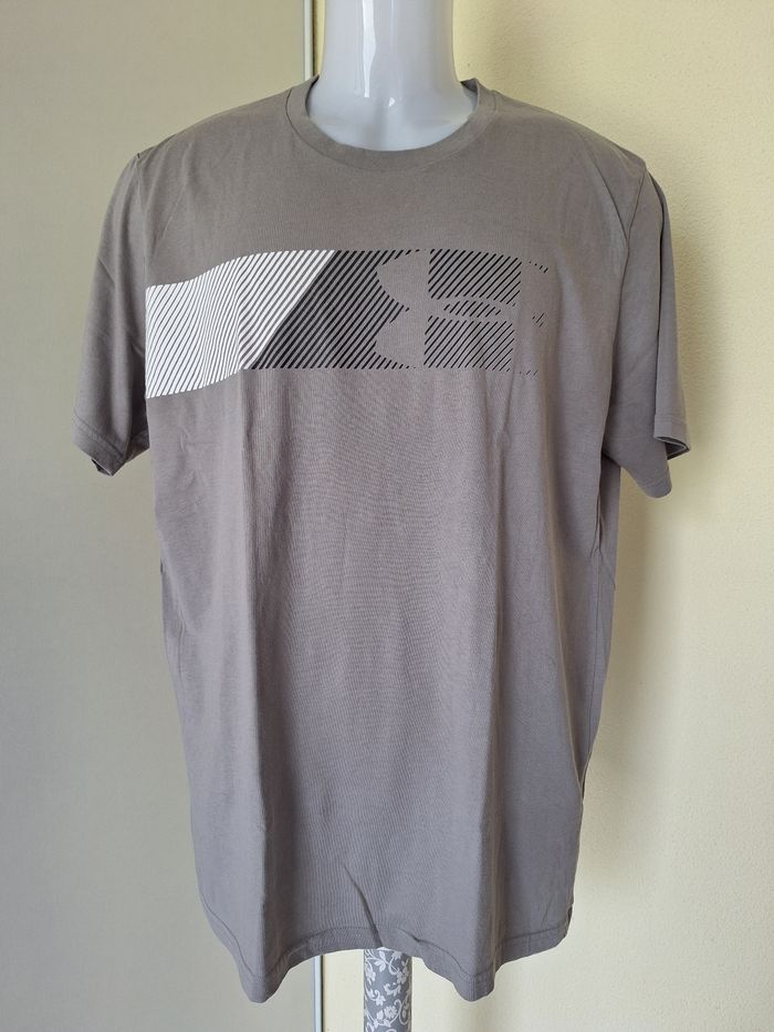 T-shirt taille L marque Under Armour couleur gris