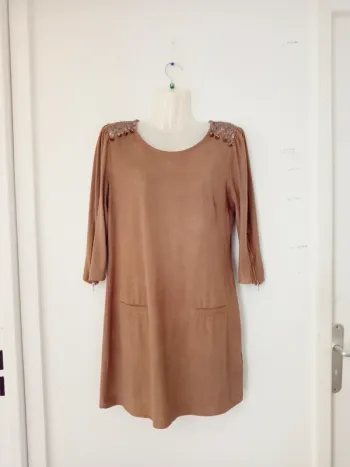 Robe en daim manches 3/4 avec clou et strass femme c