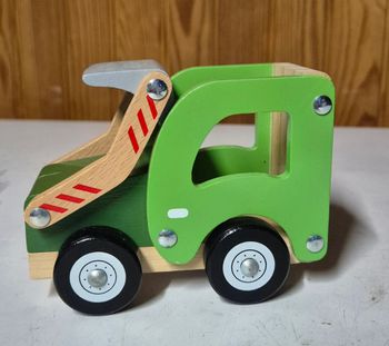 Camion tractopelle en bois vert fizzy