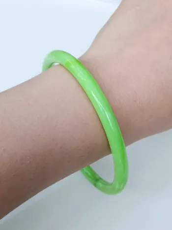 Bracelet jonc minimaliste en résine – pièce tendance et légère