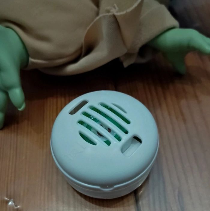 Star Wars The Mandalorian - Figurine Electronique The Child Bébé Yoda de 20 cm - photo numéro 6