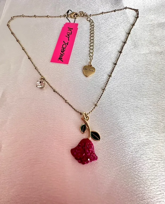 Collier Betsey Johnson – Rose pendante strassée et feuilles émaillées - photo numéro 3