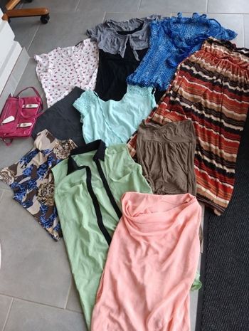 Lot de 10 vêtements et un sac