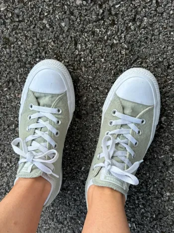 Très jolies baskets basses vert eau femme