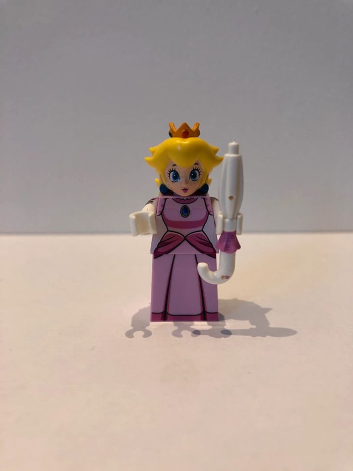 Figurine type lego princesse Peach. Super Mario