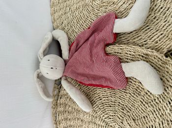 Doudou Lapin Coudemail Gris et rouge