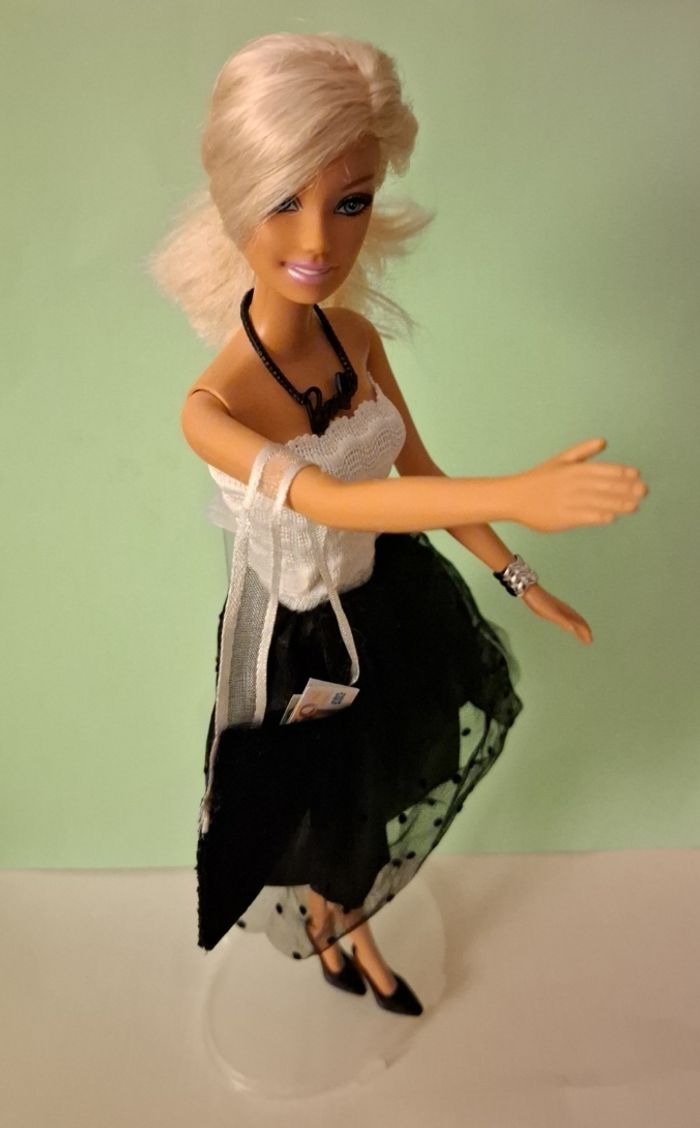 Barbie chic robe cocktail noire et blanche - photo numéro 4