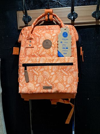 Sac à dos Cabaia taille S orange avec motifs blanc