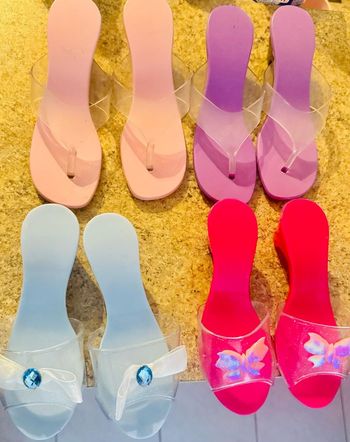 Lots chaussures princesse 👸 de 3 ans à 5ans , dépends de la gabarit des enfants 🌺🌸