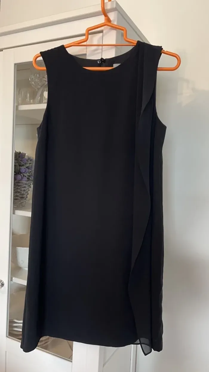 Robe noir femme chic - photo numéro 2