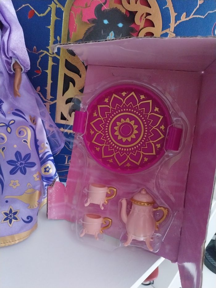 Poupée Jasmine en robes violette et verte + service à thé- Coffret de poupées Aladdin Disney - photo numéro 5