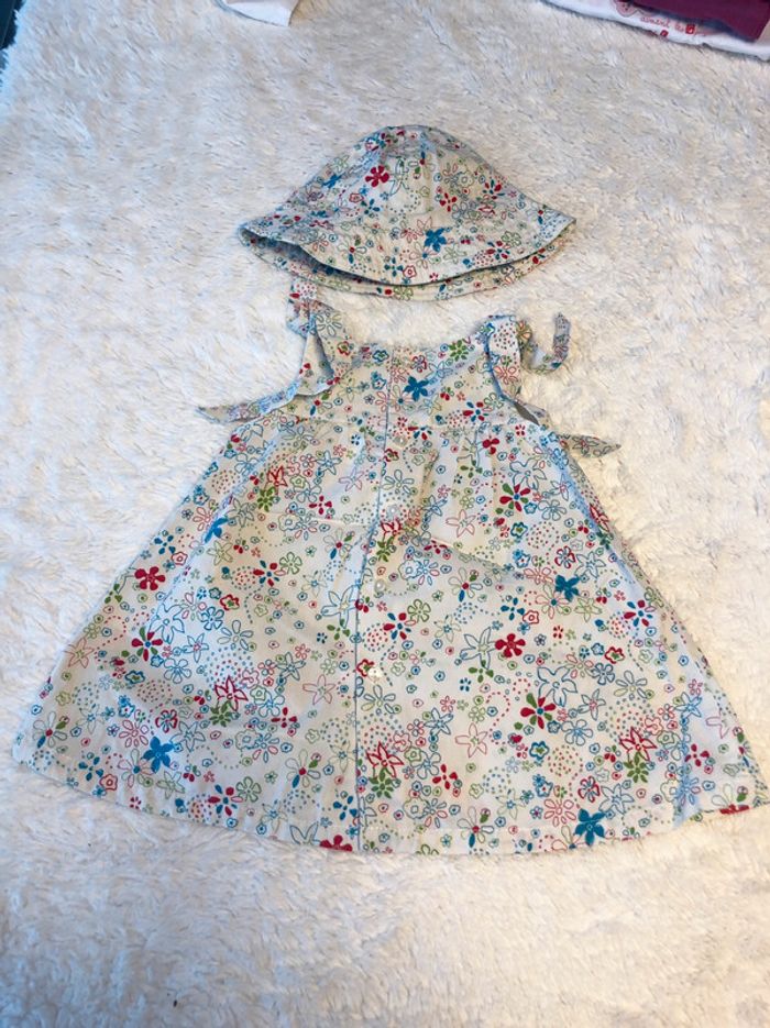 Robe fleurie et chapeau 9m - photo numéro 2