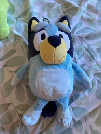 Peluche bluey officiel avec poche de rangement