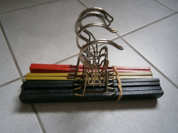 Lot de 4 cintres à pince en bois de couleur 29 cm - photo numéro 3