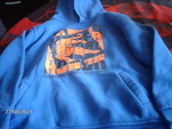 sweat bleue  écriture orange