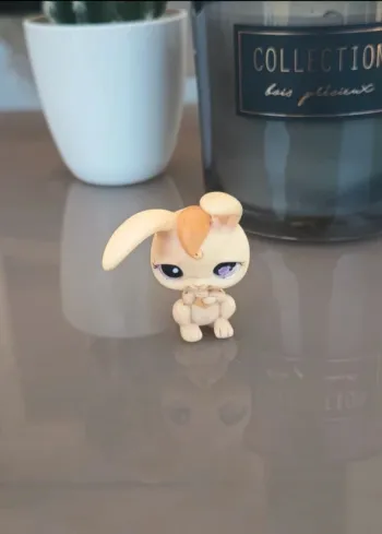 Littlest Pet Shop #1107 Cream beige bunny rabbit