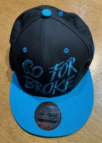 Casquette noire et turquoise neuve