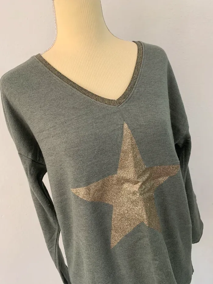 Pull gris étoile dorée pailletée – Ineo Couture – Taille unique - photo numéro 2