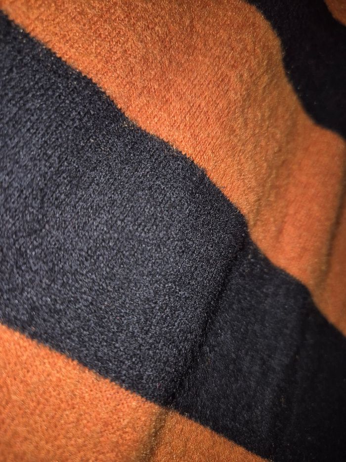 Pull orange et noir - photo numéro 6