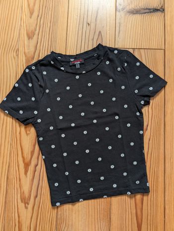 T-shirt noir avec des fleurs