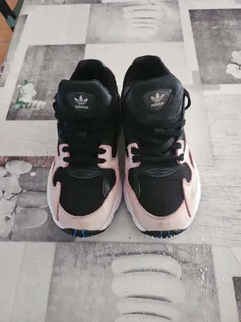 Adidas Falcon Core Noir et Light rose
