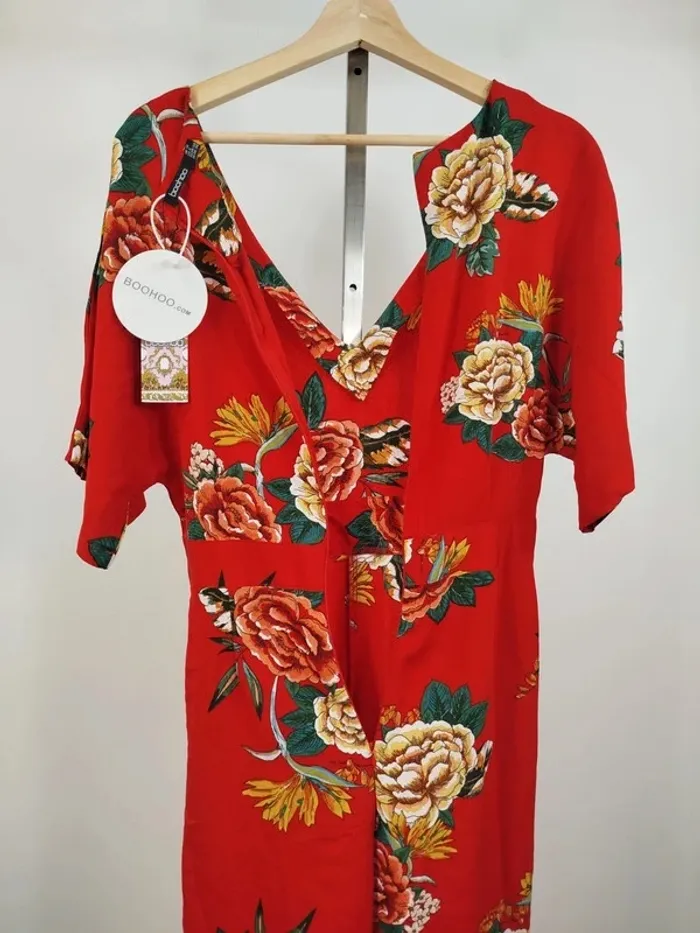 Combinaison rouge Neuve Boohoo - taille 36 - motifs fleurs pivoine A616 - photo numéro 2