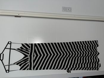 Robe longue avec bretelle noire et blanche avec rayures