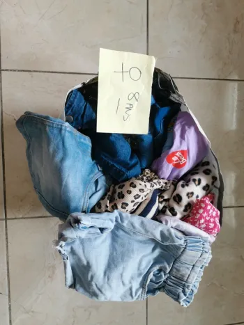 Lot de 39 vêtements fille taille 8ans