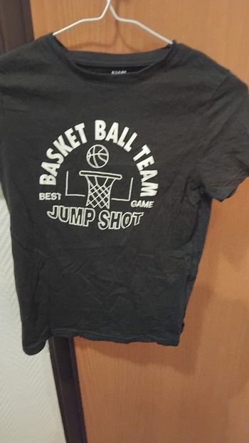 T-shirt manches courtes 
Taille 10 ans 
Marque kiabi 
Très bon état