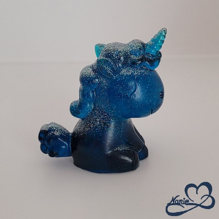 Petite licorne en résine bleue pailletée !! 🦄 - photo numéro 3