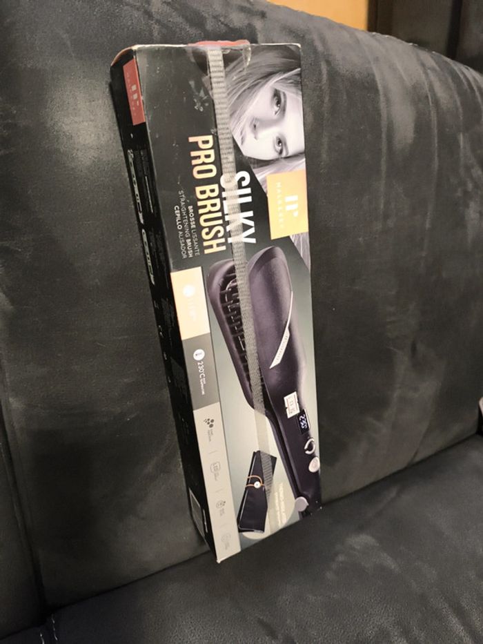 Idéal cadeau anniversaire ou Noël neuf brosse lissante