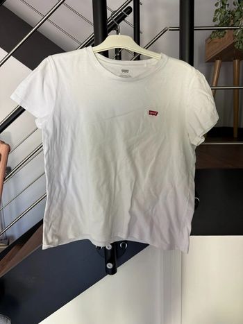 T-shirt Levis femme taille M état satisfaisant blanc quelques taches