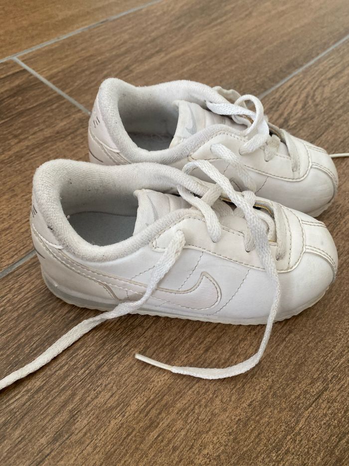 Nike blanche taille 25