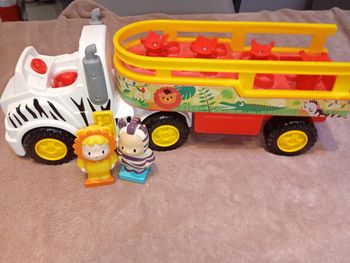 Camion avec bonhommes