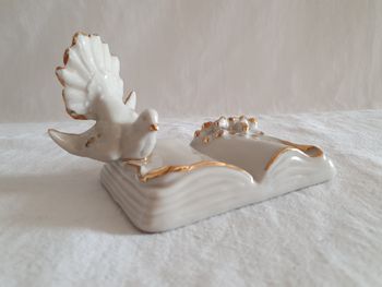 Statuette colombe sur un livre décoration porcelaine blanche et liseré or