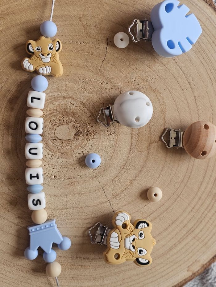 Attache tétine personnalisé ✨ Une tétine qui ne se perd plus et un accessoire unique ✨
Découvrez nos attaches tétines personnalisées au prénom de bébé 🍼💖
Utile, joli et 100% sécurisé ➝ Le cadeau parfait pour une naissance ou un baptême 🎁
👉 Dis-nous le pr - photo numéro 2
