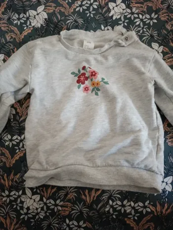 Pull gris fleurs H&M 92cm