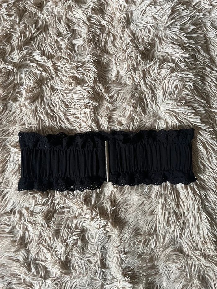Ceinture noire élastique à volants et broderies