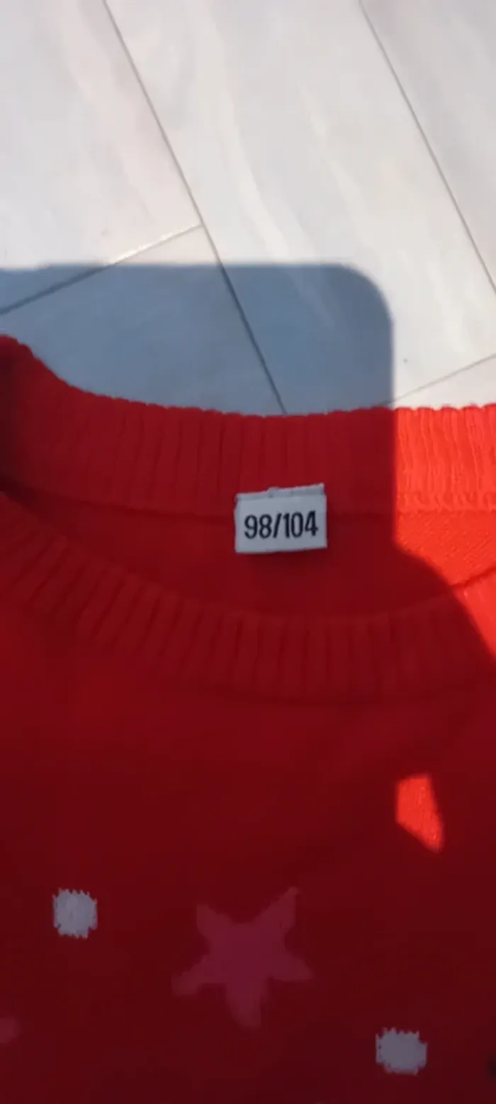 Très beau petit pull de noel fille ou garçon 3/4 ans en très bon état - photo numéro 3