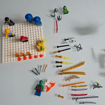 Lot Lego armes et 6 personnages