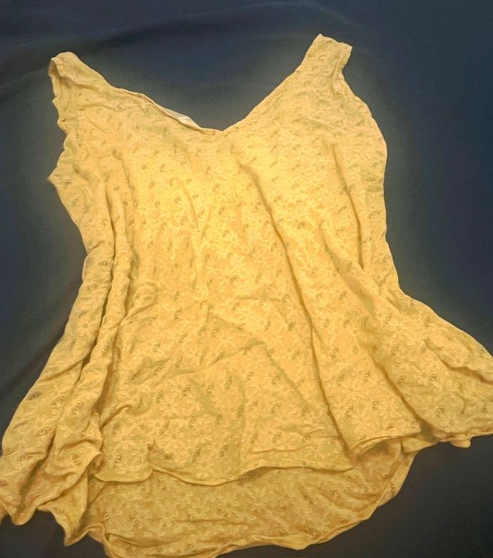 Chemisier jaune avec des petite fleur et paillettes - photo numéro 2