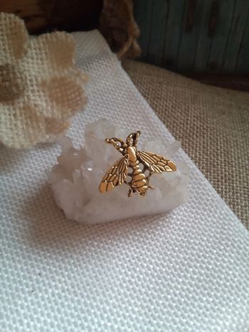 Broche Pin's abeille dorée