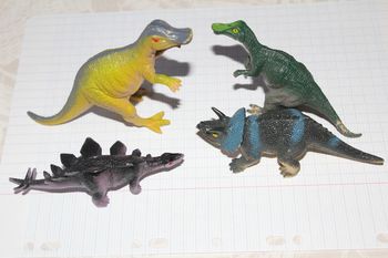 lot 4 dinosaures