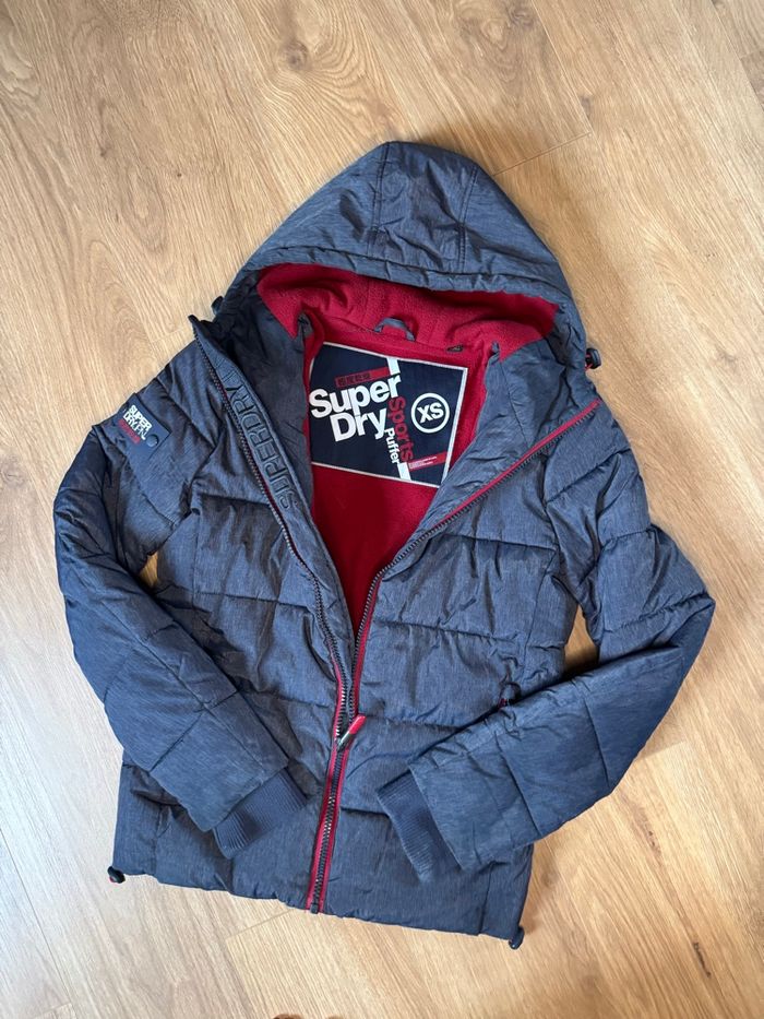 Doudoune à capuche Superdry bleu marine et rouge