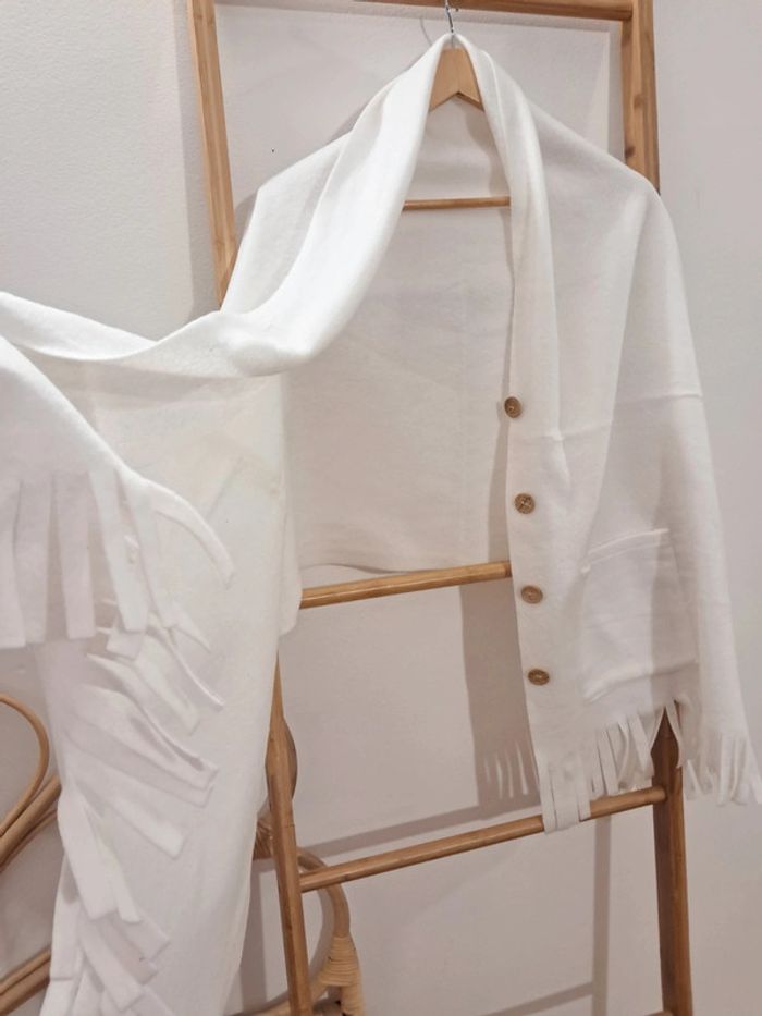 Châle plaid blanc à franges et boutons bois Taille unique parfait état - photo numéro 3
