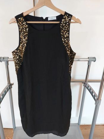 Robe noire et sequins dorés