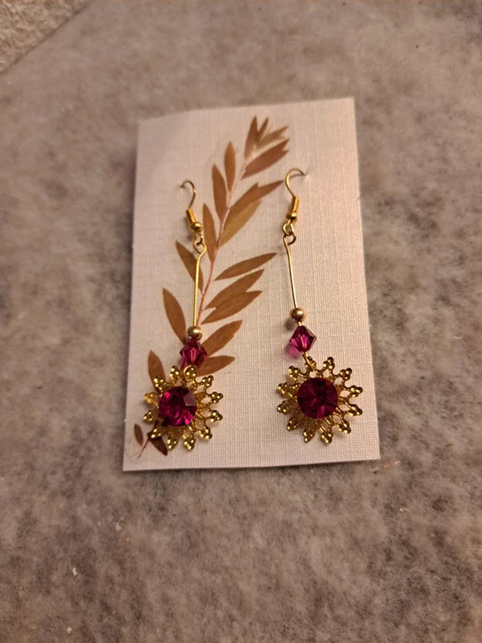Boucles d'oreilles pendante doré et rose fushia - photo numéro 7