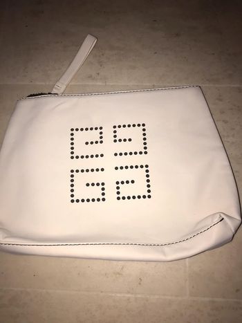 Pochette femmes couleur blanche  très très bon état .