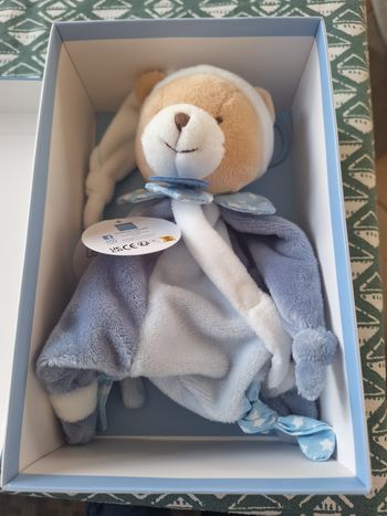 Doudou bleu avec attache tétine